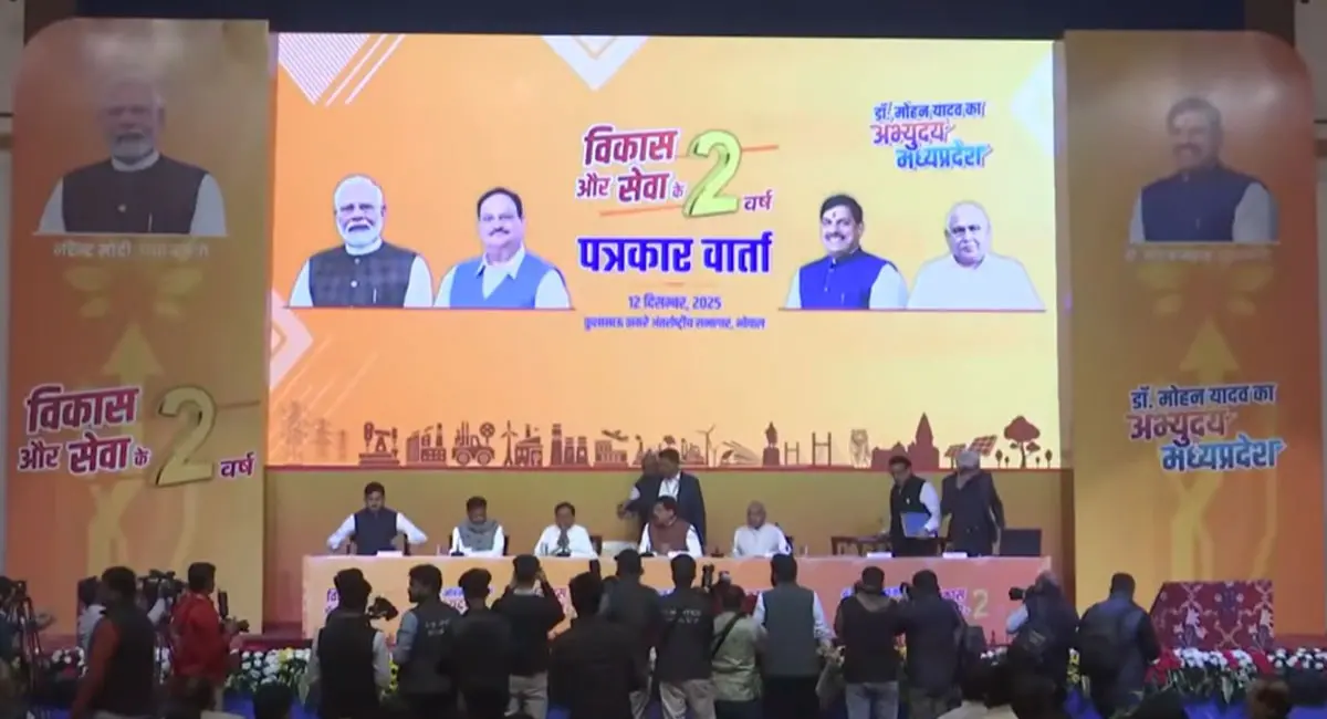 दो वर्षों के बदलावों और विकास कार्यों के बारे में दे रहे जानकारी