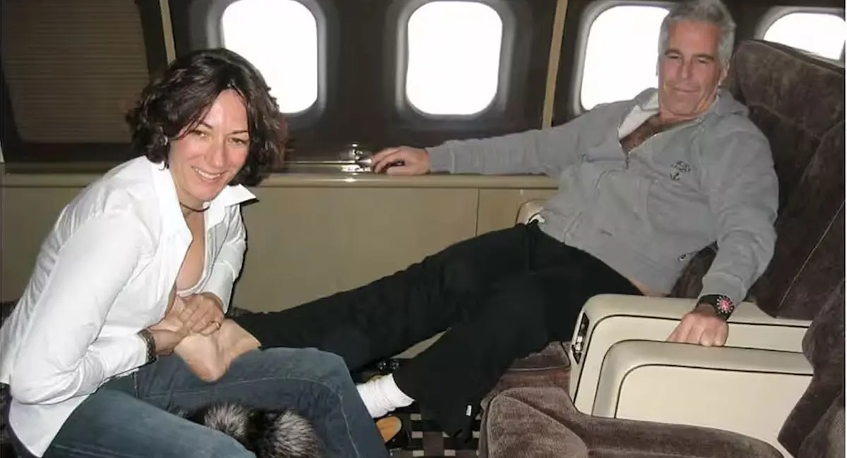 प्राइवेट जेट में प्रेमिका घिसलीन मैक्सवेल के साथ जेफ्री एपस्टीन।
