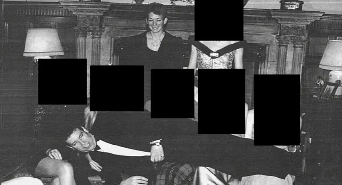 ब्रिटिश प्रिंस एंड्रयू 7 महिलाओं के साथ नजर आ रहे हैं। वे 5 महिलाओं की उनकी गोद में लेटे हुए हैं। इसमें घिसलीन मैक्सवेल भी हैं।