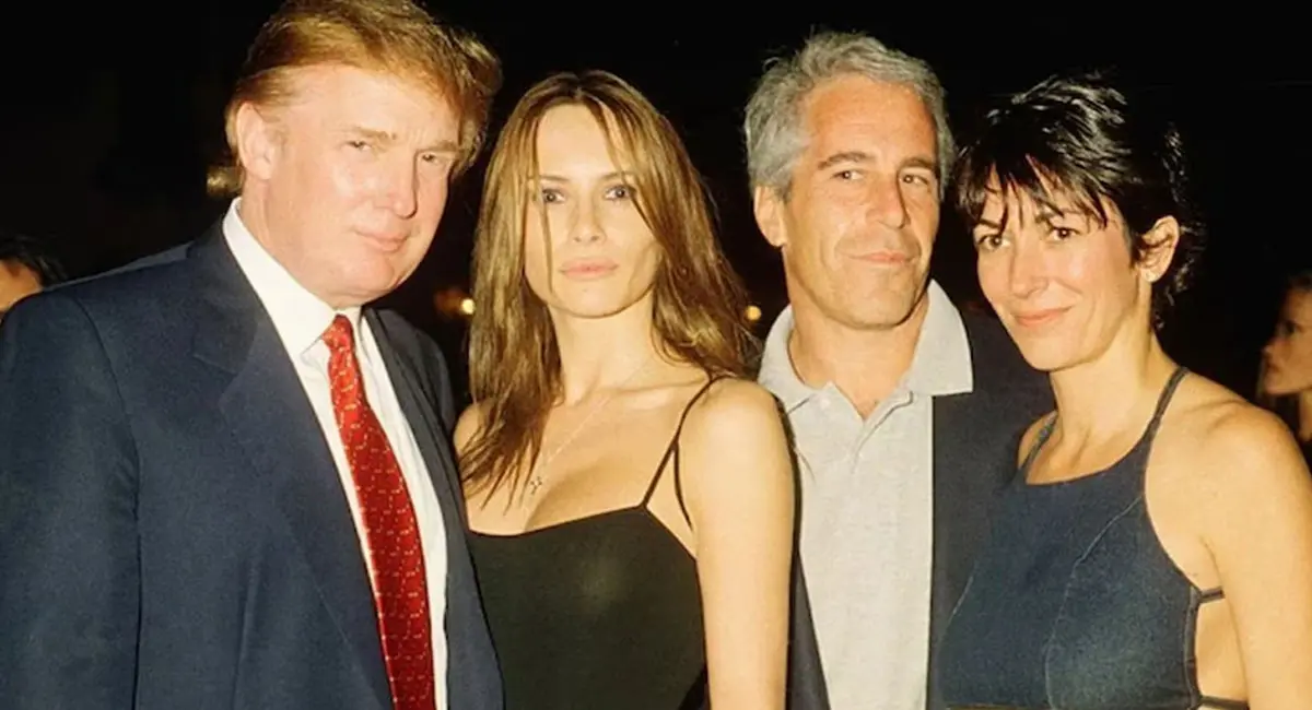 एक तस्वीर में अमेरिकी राष्ट्रपति डोनाल्ड ट्रंप, जेफ्री एपस्टीन, मेलानिया ट्रंप और गिस्लीन मैक्सवेल एक साथ दिखाई दिए।