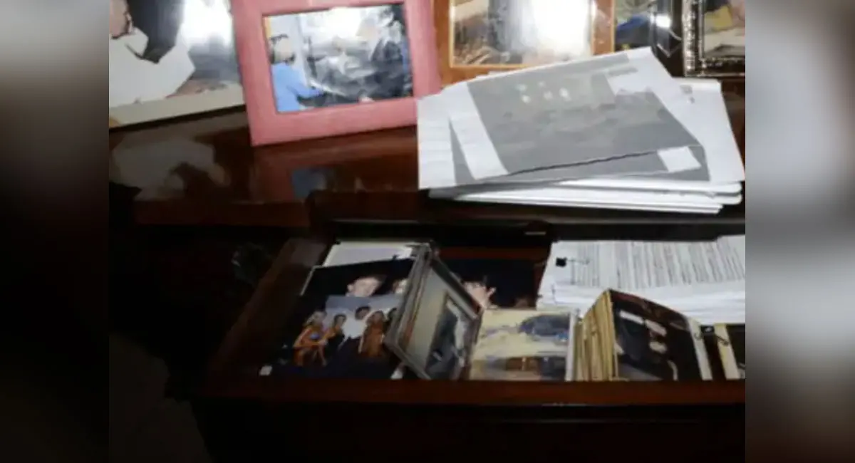 जस्टिस डिपार्टमेंट ने कल इस फोटो को वेबसाइट से हटा दिया था, जिसमें ट्रंप के अलावा पोप जॉन पॉल सेकेंड की भी तस्वीर शामिल थी।