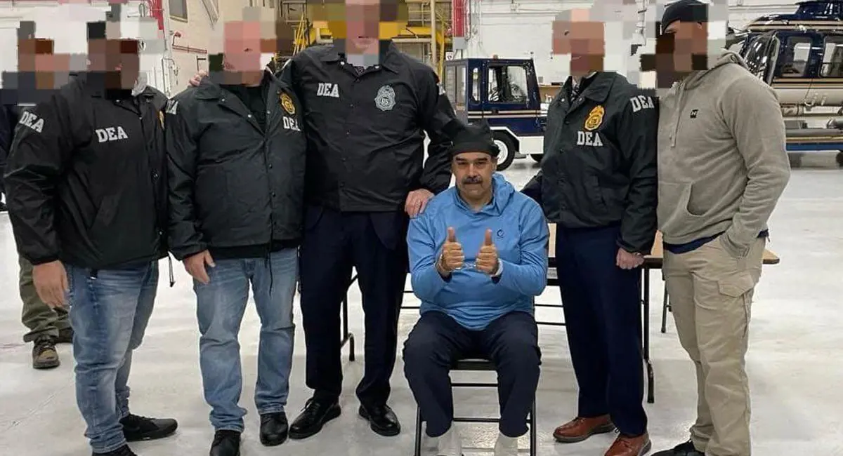 तस्वीर में मादुरो अमेरिकी अधिकारियों के साथ नजर आ रहे हैं।