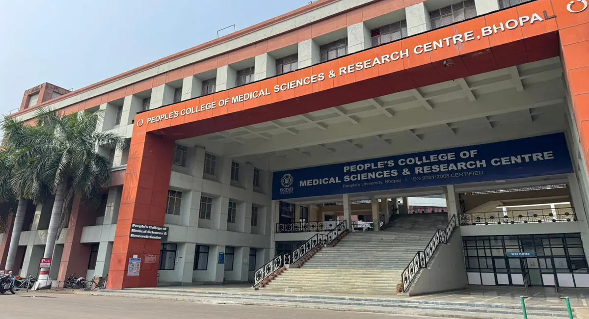 खाली कराया गया कैंपस।