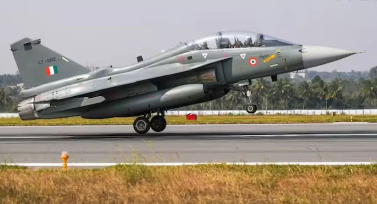 लैंडिंग के दौरान रनवे से आगे निकला फाइटर जेट, IAF ने सभी 30 विमान ग्राउंड किए