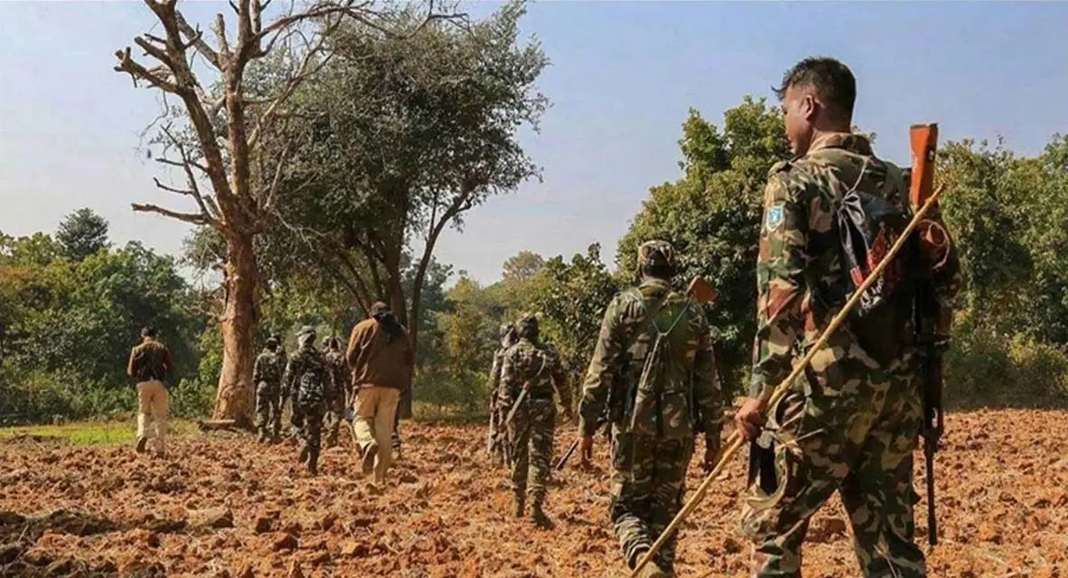 इंद्रावती नदी के जंगलों में 2 वर्दीधारी नक्सली ढेर, हथियार और विस्फोटक बरामद