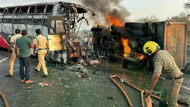 डंपर से टक्कर के बाद बस में लगी आग, जिंदा जले 14 यात्री; 20 घायल