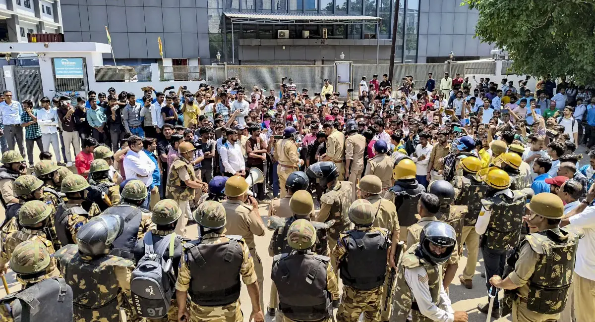 नोएडा में दूसरे दिन भी सड़कों पर उतरे मजदूर, पथराव-तोड़फोड़ के बीच 300 गिरफ्तार; कौन भड़का रहा हिंसा?