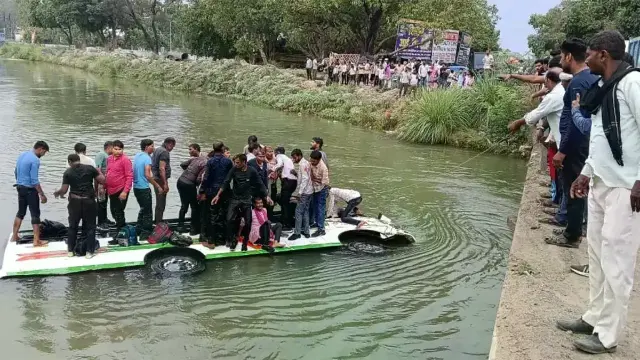 डंपर से टकराकर नहर में गिरी मजदूरों से भरी बस, डंपर ने मारी थी टक्कर, ऐसे बची 19 21 जिंदगियां