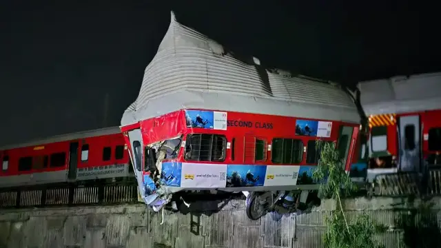 20 फुट तक हवा में लटकी बोगी, शंटिंग के दौरान बफर से टकराया इंजन