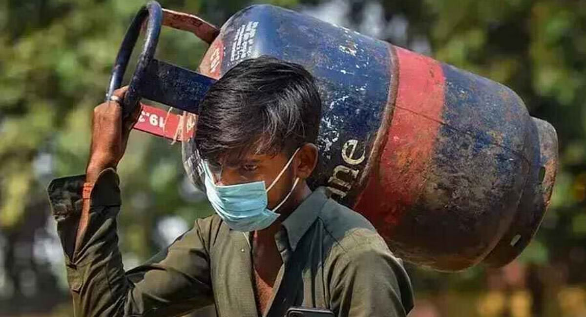 LPG Price : रक्षाबंधन से पहले तोहफा… सस्‍ता हुआ LPG सिलेंडर, 1 अगस्त से नई दरें लागू; जानें नए रेट