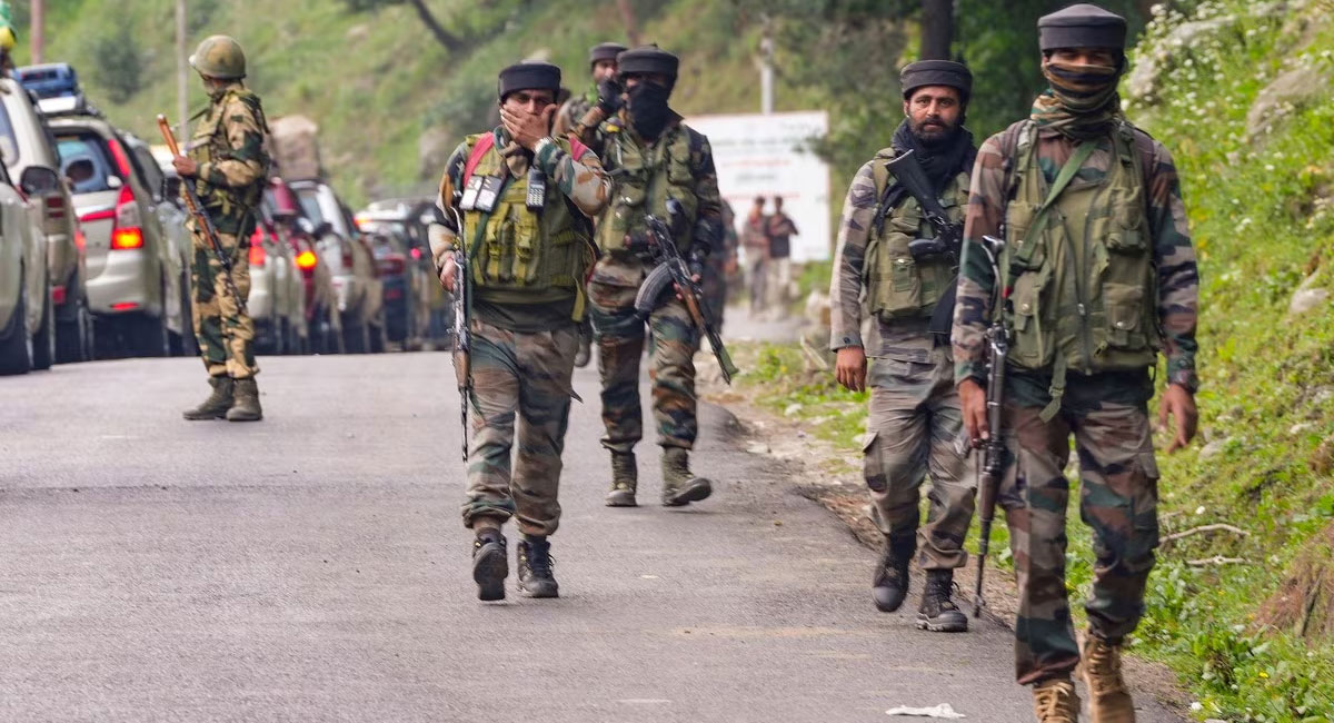 जम्मू-कश्मीर : तीन दिन से चल रहा 'ऑपरेशन अखल', कुलगाम के जंगलों में आतंकियों के खिलाफ सुरक्षाबलों की बड़ी कार्रवाई; अब तक 3 आतंकी ढेर