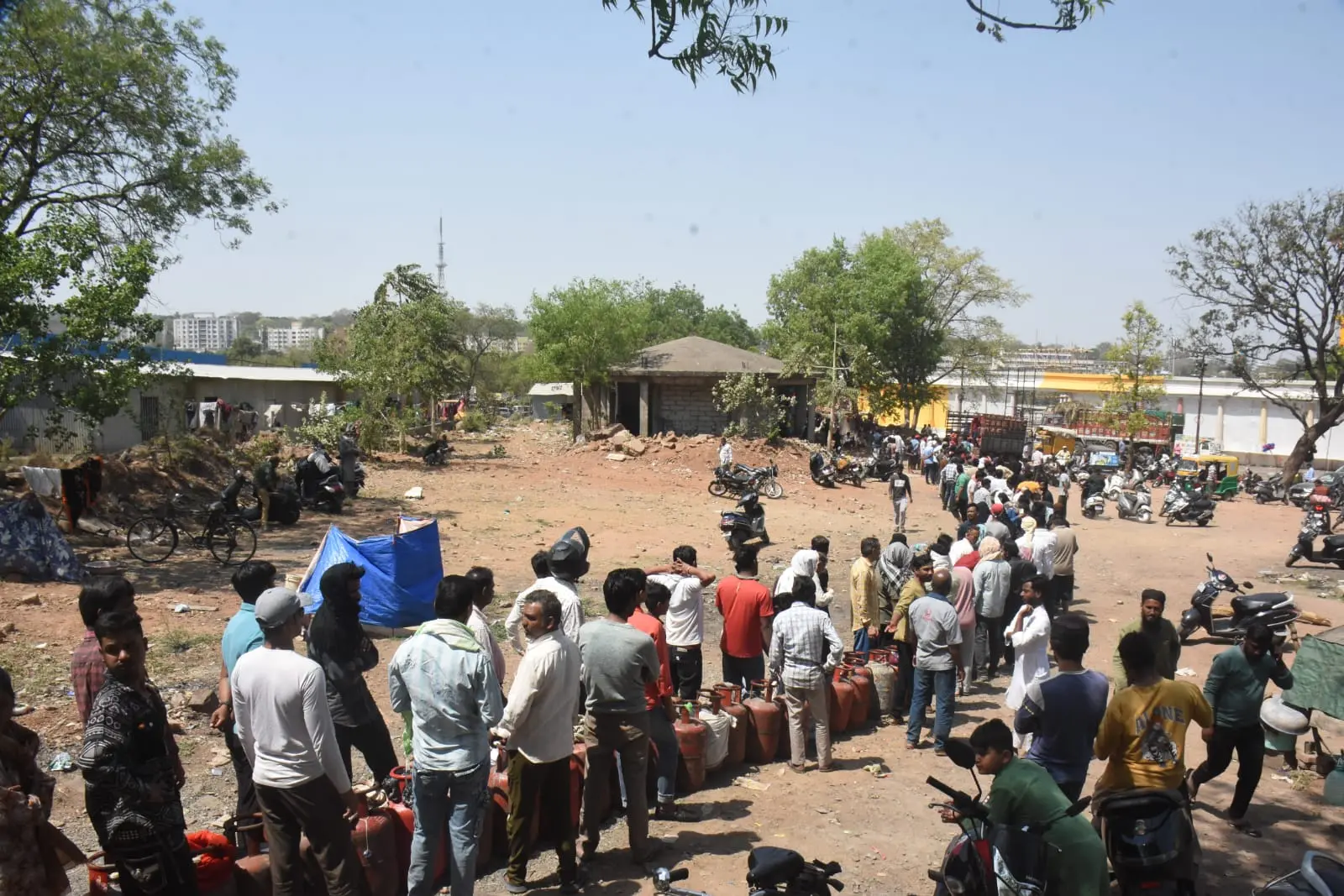 लाइनों में लोग, बाजार और पढ़ाई पर असर