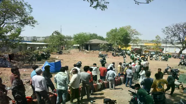 लाइनों में लोग, बाजार और पढ़ाई पर असर