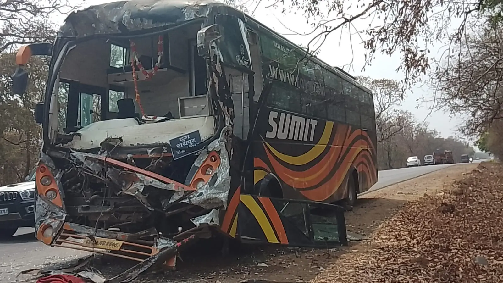 स्लीपर बस की जोरदार टक्कर, 8 से ज्यादा यात्री घायल