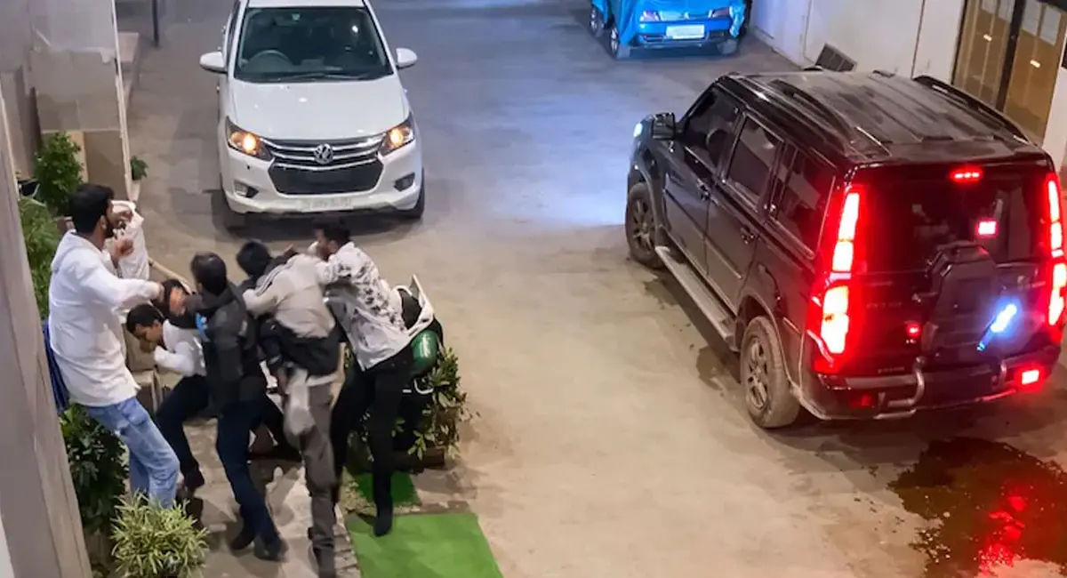 होटल रिसेप्शनिस्ट का बीच सड़क से अपहरण, कार में घुमाकर की मारपीट; सीसीटीवी में कैद वारदात