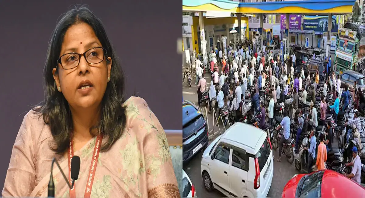 पैनिक बाइंग से बढ़ीं कतारें, सरकार बोली- देश में पेट्रोल-डीजल की कमी नहीं, कीमतें भी स्थिर