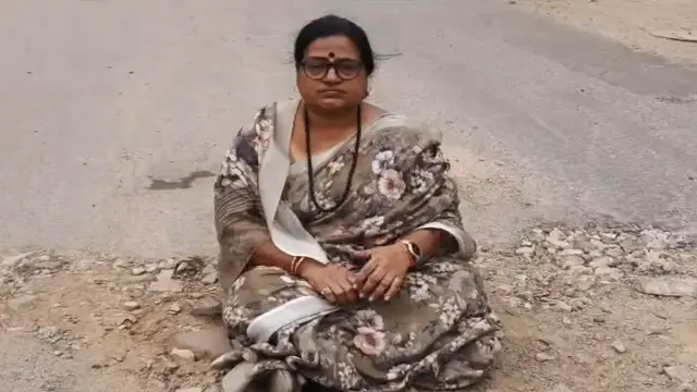 सड़क के गड्ढे में बैठी भाजपा पार्षद, 3 साल से खराब रोड पर अनोखा विरोध