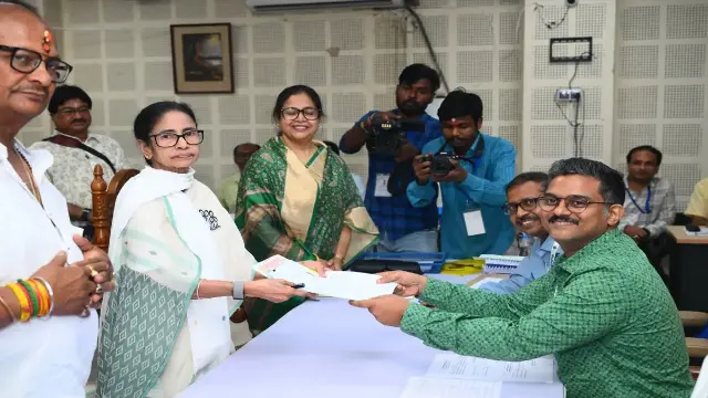 भवानीपुर से ममता बनर्जी ने भरा नामांकन, पैदल मार्च के साथ शक्ति प्रदर्शन