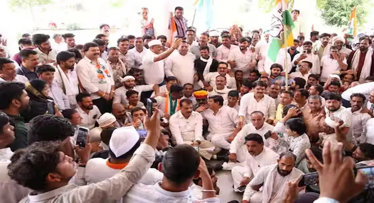 कलेक्टर नहीं पहुंचे तो उमंग सिंघार ने कुत्ते को सौंपा ज्ञापन, जमकर हंगामा