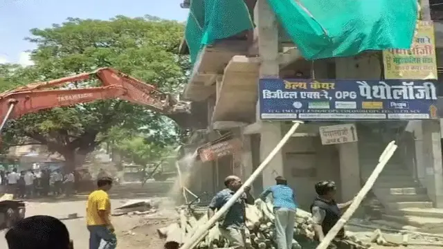 एम्स भोपाल के सामने अवैध निर्माण पर कार्रवाई, 3 मंजिला बिल्डिंग का अतिरिक्त हिस्सा तोड़ा