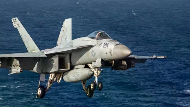 ईरानी टैंकरों पर F/A-18 लड़ाकू विमानों से हमला, शांति वार्ता टूटने के बाद सख्त किया नौसैनिक ब्लॉकेड