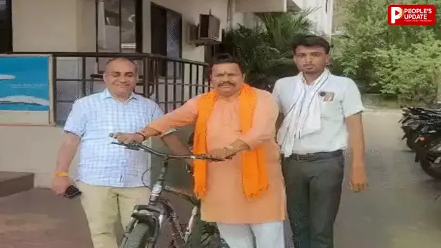 जिला पंचायत उपाध्यक्ष 35 किमी साइकिल चलाकर पहुंचे दफ्तर, बोले- ईंधन भी बचेगा और सेहत भी बनेगी