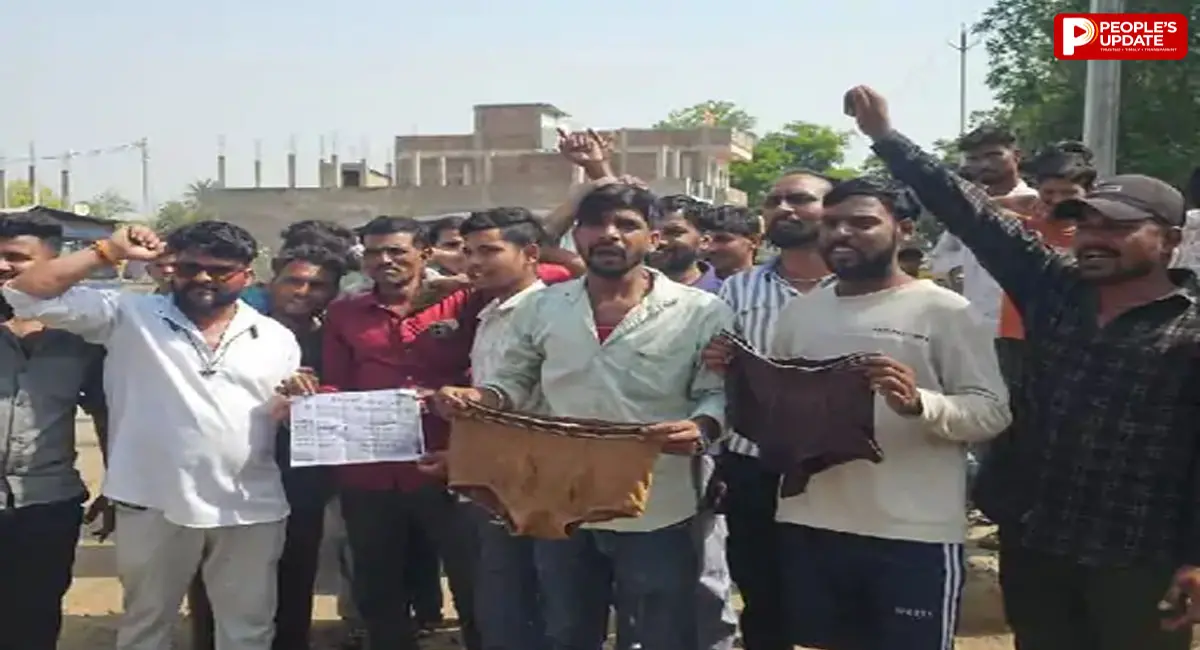 फटे अंडरवियर दिखाकर किया प्रदर्शन, बोले- गैस भराएं या घर चलाएं