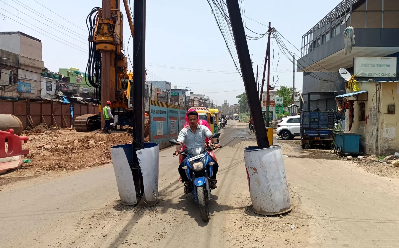 बैरसिया रोड पर रात में ‘ब्लाइंड स्पॉट’ से गुजर रहा ट्रैफिक, सड़क के बीच पहुंचे बिजली के खंभे