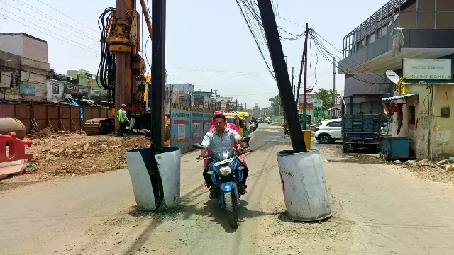 बैरसिया रोड पर रात में ‘ब्लाइंड स्पॉट’ से गुजर रहा ट्रैफिक, सड़क के बीच पहुंचे बिजली के खंभे