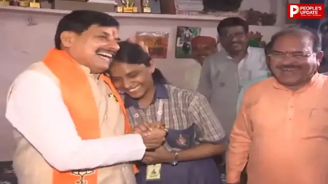 स्लम के छोटे से घर पहुंचकर CM मोहन यादव ने बढ़ाया स्टेट टॉपर चांदनी का हौसला, बोले- पढ़ाई की चिंता मत करो, सरकार साथ है