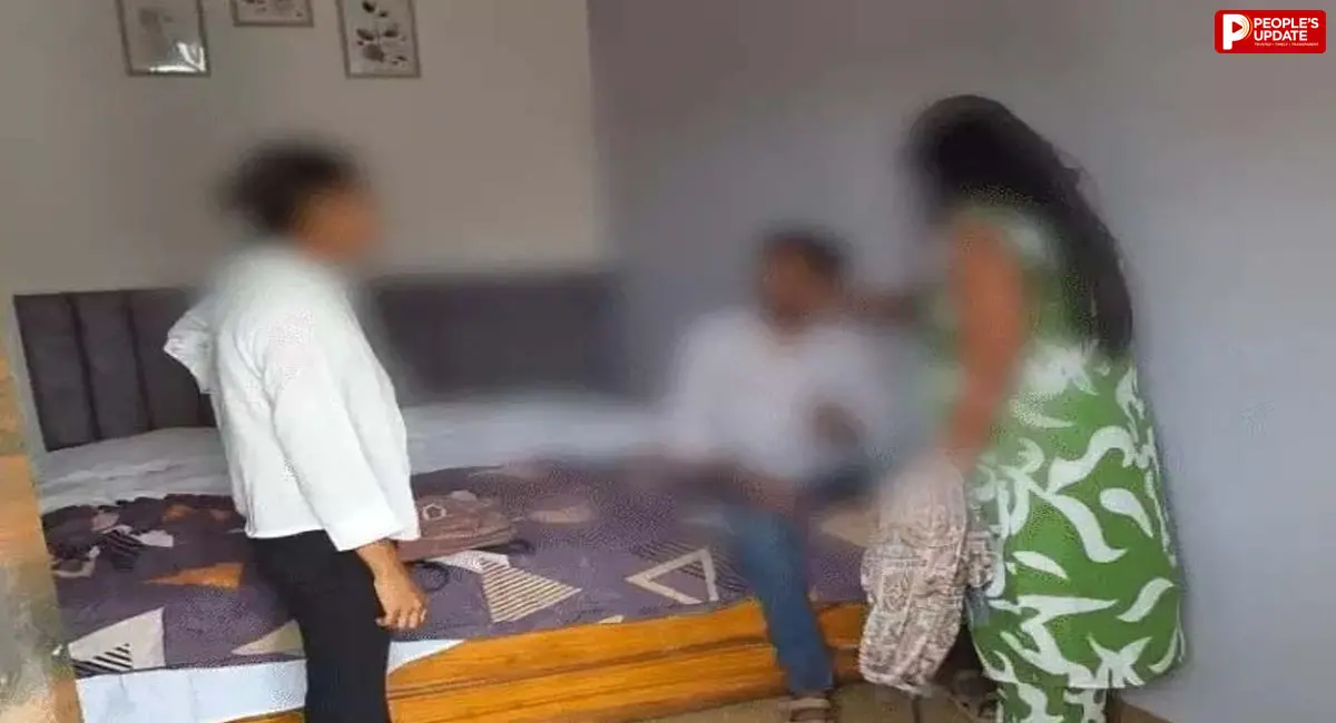 पत्नी ने दूसरी युवती के साथ पति को पकड़ा, चप्पलों से की पिटाई