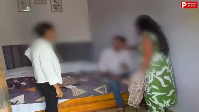 पत्नी ने दूसरी युवती के साथ पति को पकड़ा, चप्पलों से की पिटाई