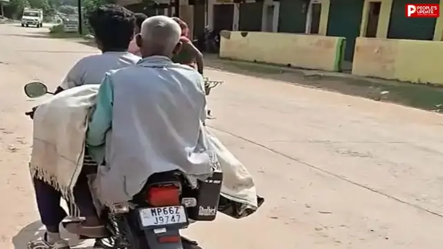 8 साल के बेटे की मौत के बाद बेबस पिता, शव वाहन न मिलने पर बाइक से घर ले जाना पड़ा शव