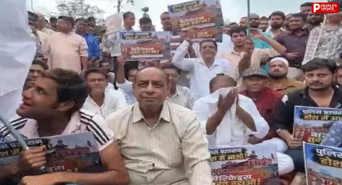भोपाल में बैरिकेड्स हटाने की मांग पर व्यापारियों का प्रदर्शन, चौक-लखेरापुरा बाजार बंद; सड़क पर धरने पर बैठे कारोबारी