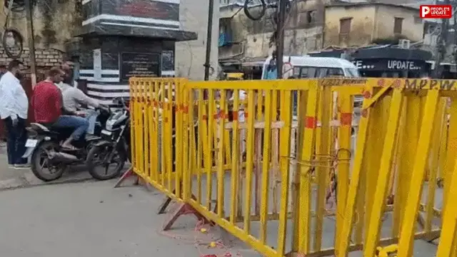 मोती मस्जिद के सामने बैरिकेडिंग में राहत, अब निकल सकेंगे टू-व्हीलर; व्यापारी बोले- पूरी बैरिकेडिंग हटाएं