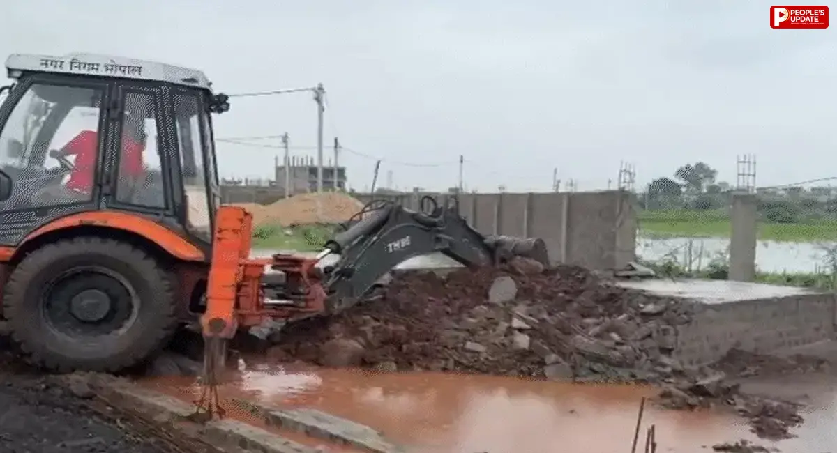 भोपाल में अवैध कॉलोनी पर नगर निगम की कार्रवाई, खेजड़ा बरामद में JCB से तोड़े निर्माण