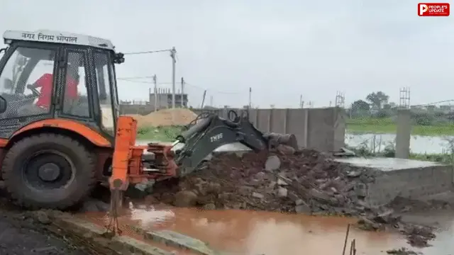 भोपाल में अवैध कॉलोनी पर नगर निगम की कार्रवाई, खेजड़ा बरामद में JCB से तोड़े निर्माण