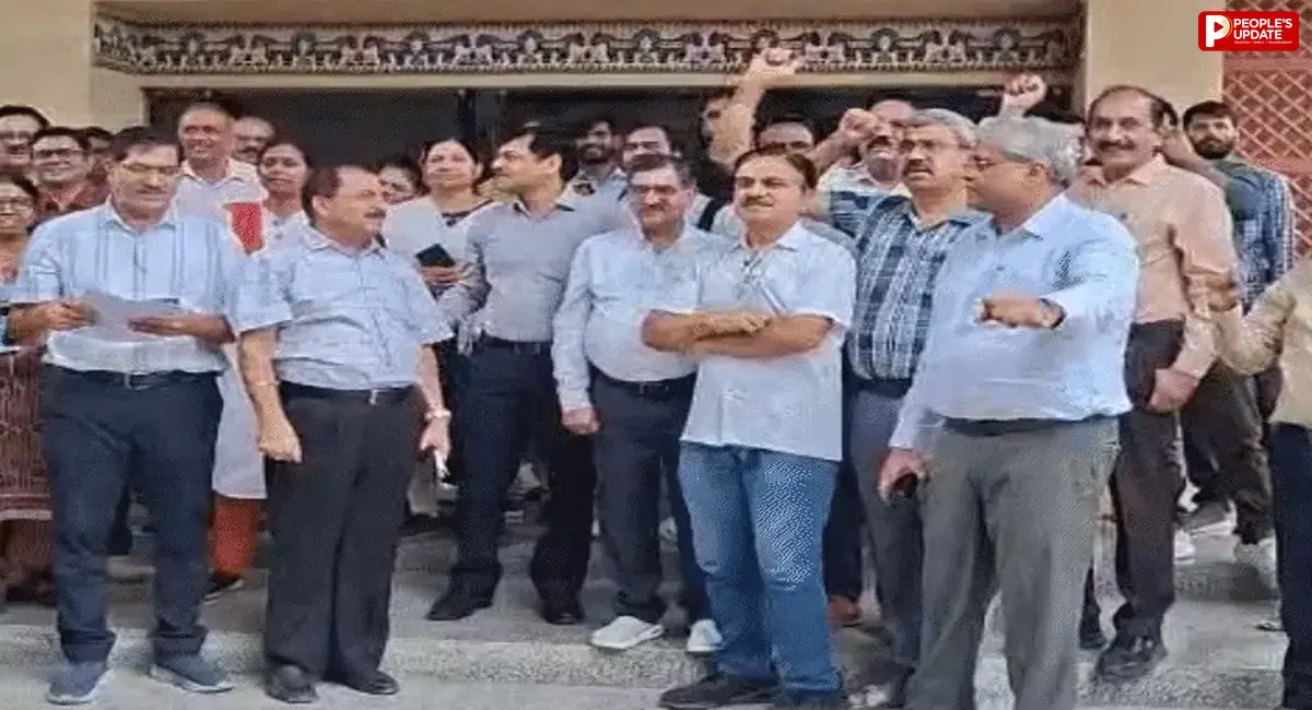 IAS नेहा मराव्या के खिलाफ अधिकारी-कर्मचारी सड़क पर उतरे, अभद्र व्यवहार और अनावश्यक दबाव का लगाया आरोप