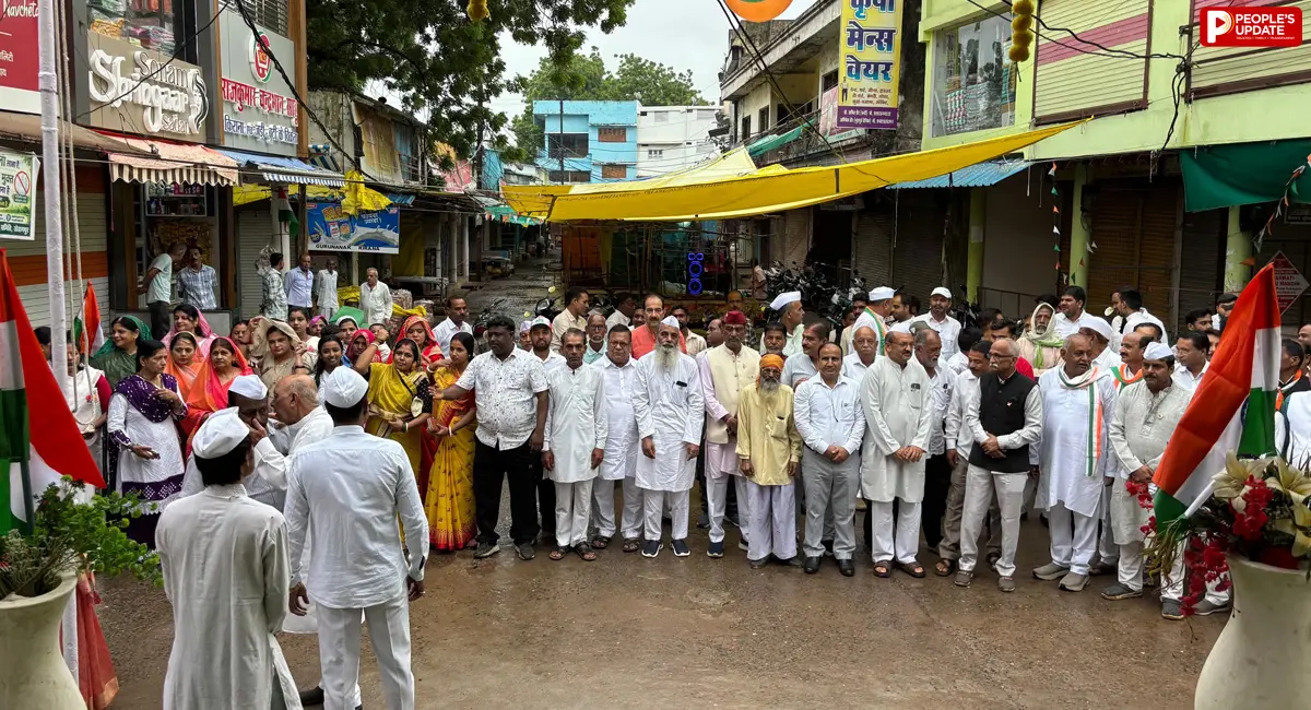 गांधी चौक पर कांग्रेस ने किया ध्वजारोहण, पार्षद हेमलता कहार ने फहराया तिरंगा