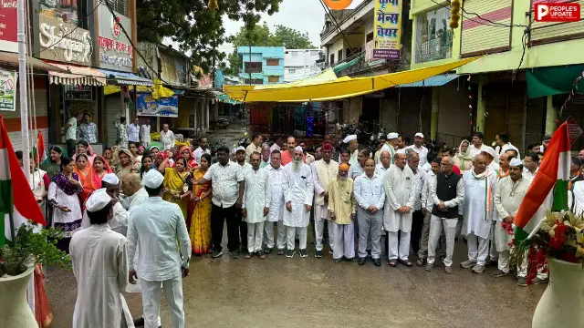 गांधी चौक पर कांग्रेस ने किया ध्वजारोहण, पार्षद हेमलता कहार ने फहराया तिरंगा