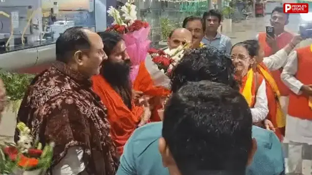 भोपाल एयरपोर्ट पर बाबा रामदेव से मिलने उमड़ी भीड़, पंडित प्रदीप मिश्रा भी दिखे साथ; लगे ‘भारत माता की जय’ के नारे