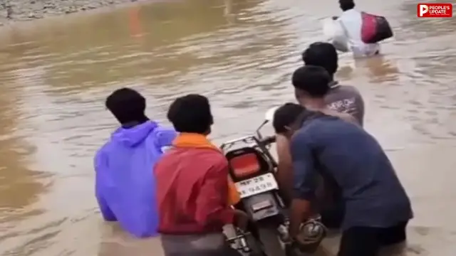 छिंदवाड़ा में विकास के दावों के बीच नदी पार करने को मजबूर ग्रामीण, पीन्हावाड़ी में पुलिया और सड़क की मांग