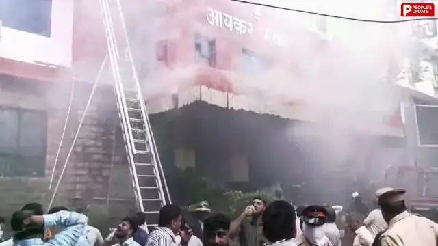 मुंबई में इनकम टैक्स ऑफिस में भीषण आग, कर्मचारियों को सुरक्षित बाहर निकाला गया