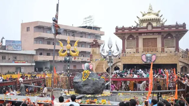 कुबेरेश्वरधाम में जन्माष्टमी की धूम, चांदी के झूले में विराजेंगे मुरली मनोहर; 5 क्विंटल मावे की बर्फी का लगेगा भोग