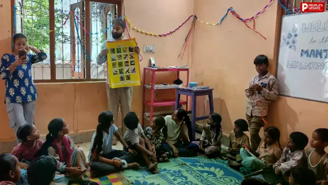 खुद स्टूडेंट होकर बने शिक्षक, स्लम और मजदूर परिवारों के बच्चों का भविष्य संवार रहे युवा