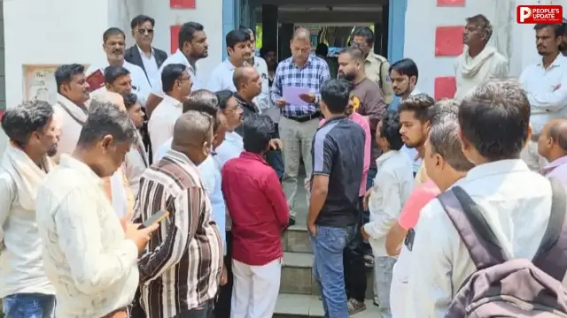 सिवनी मालवा में सड़क के गड्ढों को लेकर नगर कांग्रेस का प्रदर्शन, ठेकेदार पर FIR और घायलों को मुआवजे की मांग