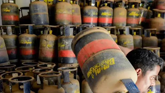 खाद्य विभाग सचिव रीना बाबा साहब कंगाले ने ली समीक्षा बैठक,गैस वितरण पर सख्ती, कमर्शियल एलपीजी पर 20 प्रतिशत सीमा लागू