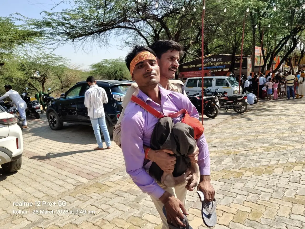 पुलिसकर्मी ने पेश की इंसानियत की मिशाल, दिव्यांग श्रद्धालु को कंधे पर बैठाकर कराए दर्शन