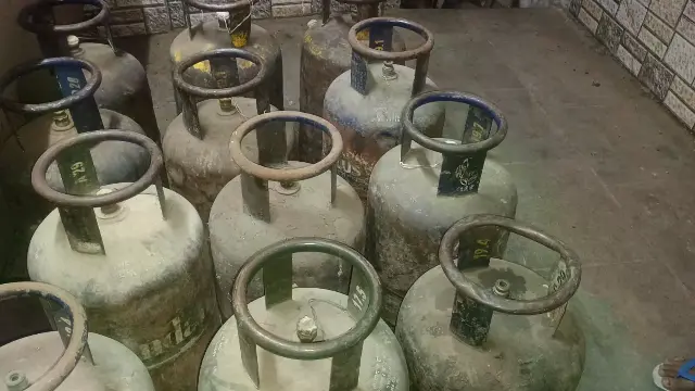 घरेलू गैस सिलेंडरों की कालाबाजारी का भंडाफोड़, 1400 में खरीदकर 2500 में बेच रहे थे आरोपी, 63 सिलेंडर जब्त