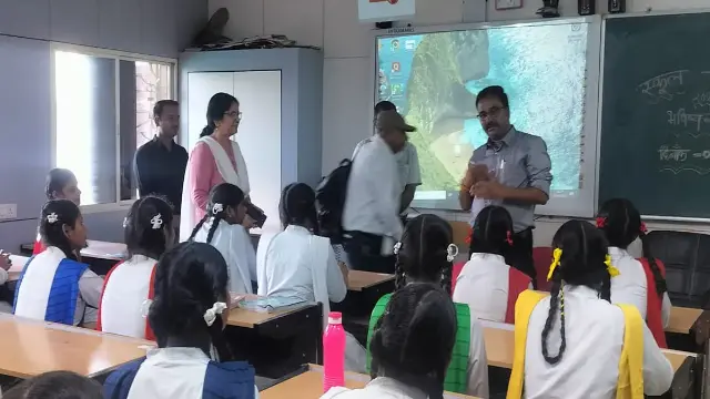 'भविष्य से भेंट' कार्यक्रम में बच्चों को मिला सफलता का मंत्र, स्कूलों में पहुंचे अधिकारी